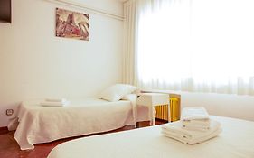 Barcelona City Street Hostal